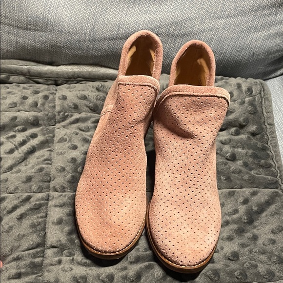 Lucky Brand Pink Suede bootie, shootie, shoes READ for sizing - Picture 9 of 10